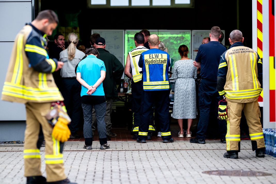 Einsatzkräfte in Thürigen besprechen sich im Feuerwehrhaus.
