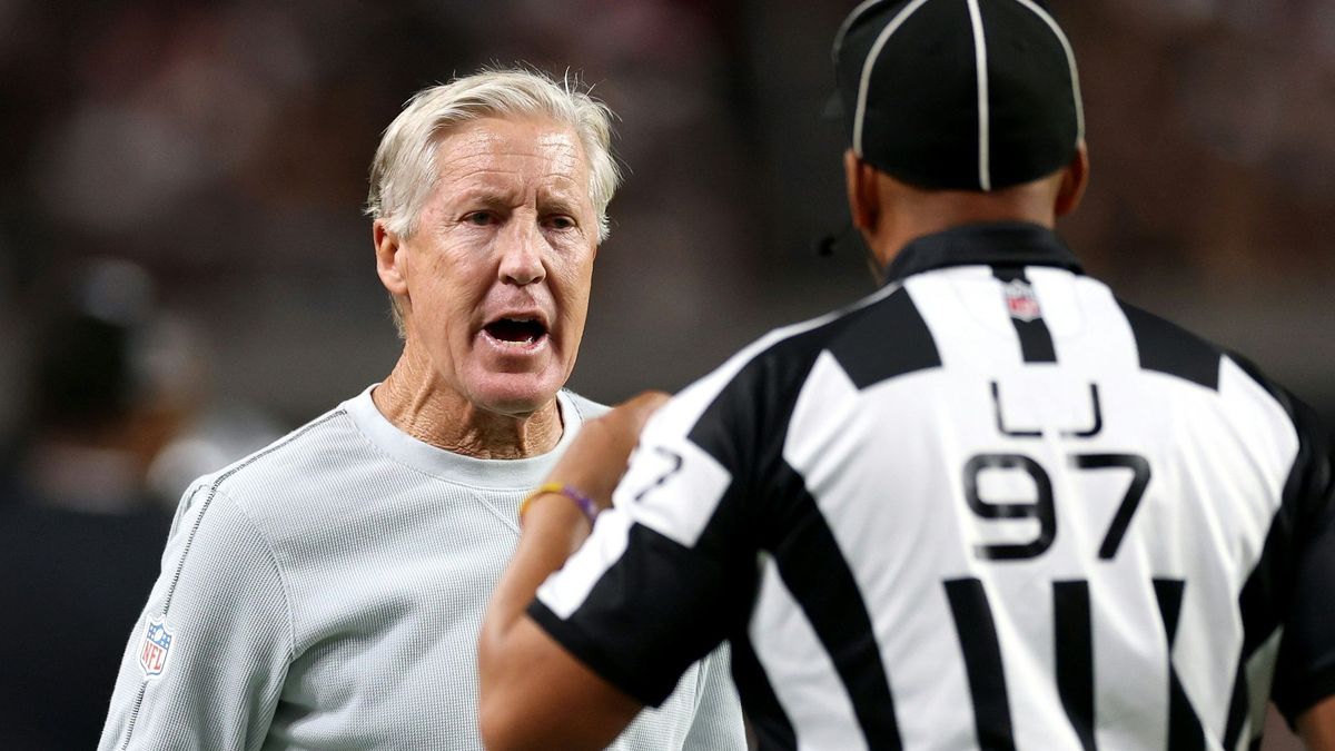 Pete Carroll diskutiert mit einem Schiedsrichter