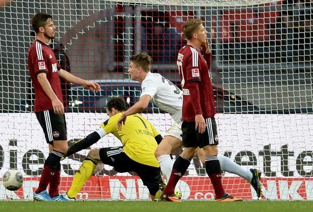 
                <strong>1. FC Nürnberg - SC Freiburg 0:3</strong><br>
                Fußball von seiner bizarren Seite - der Club drückt, der Club schießt, der Club köpft...und das Tor schießen die Freiburger. Felix Klaus bringt die Elf von Christian Streich in Führung und ebnet so den Weg zum Erfolg
              