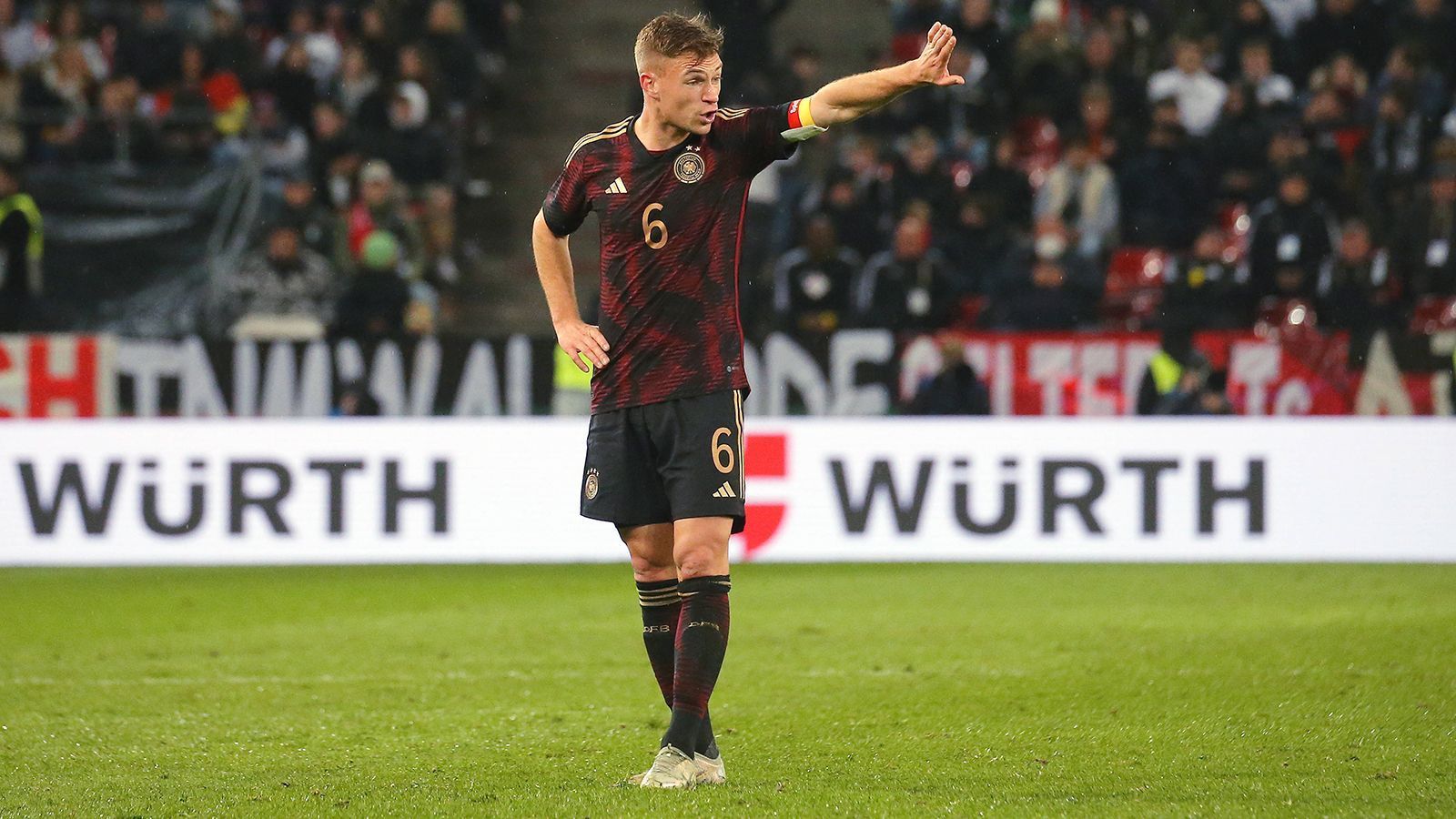 
                <strong>Verlierer: Joshua Kimmich</strong><br>
                Es waren keine einfachen Tage für den Bayern-Star, der Deutschland in beiden Spielen erstmals als Kapitän aufs Feld führte. Seinen eigenen Anspruch konnte Kimmich aber besonders in der zweiten Partie nicht erfüllen, als er von Belgiens Superstar-Offensive um Kevin De Bruyne teilweise am Nasenring durch die Arena geführt wurde. "Das war ganz schlimm", befand er selbst. Sorgen um seinen Stammplatz und Status wird Kimmich sich aller Voraussicht nach dennoch nicht machen müssen. Genau wie im Verein, wo der 28-Jährige nach seiner Rückkehr auf Thomas Tuchel treffen wird. Sein Vertrauter Julian Nagelsmann wurde beurlaubt, während Kimmich unterwegs war. Wie gesagt, keine einfachen Tage.
              