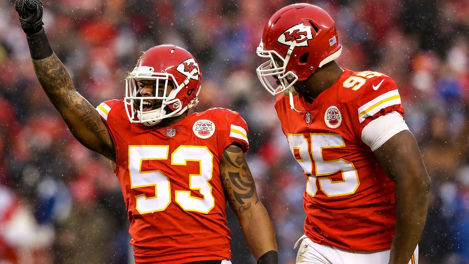 
                <strong>Platz 4: Kansas City Chiefs (13-4 - letzte Woche Platz 4)</strong><br>
                Bei den Chiefs funktionierte in der Divisional Round vor allem das Laufspiel herausragend. Alle vier Touchdowns wurden über den Boden erzielt - von vier verschiedenen Runnern. Auch die Defense um das Pass-Rush-Trio Chris Jones (im Bild rechts), Dee Ford und Justin Houston ist nach wie vor heiß und verbuchte vergangenes Wochenende drei Sacks gegen die beste O-Line der Liga. Auch wenn die Chiefs im Power Ranking hinter den Patriots stehen, sind sie im AFC Championship Game nicht chancenlos, denn sie dürfen zuhause spielen. Im Arrowhead Stadium gewannen Mahomes und Co. diese Saison acht ihrer neun Spiele. Die Patriots verloren fünf ihrer acht Auswärtsspiele.
              