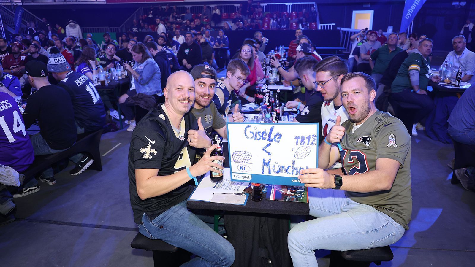 
                <strong>Public Viewing im Audi Dome</strong><br>
                Die Saints- und Patriots-Fans vor Ort hatten scheinbar noch ein Hühnchen mit Tom Brady zu rupfen und konnten sich einen kleinen Seitenhieb nicht verkneifen. 
              