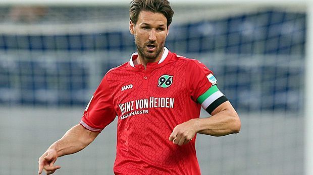 
                <strong>Christian Schulz (Hannover 96)</strong><br>
                Bei Hannover 96 steht die Entscheidung über den Nachfolger des nach Gladbach gewechselten Lars Stindl kurz bevor. Leon Andreasen, Christian Schulz (Bild) oder Ron-Robert Zieler könnten die Binde übernehmen.
              