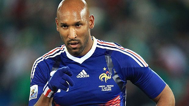 
                <strong>Anelka ist der Auslöser</strong><br>
                In Frankreich gehen die Querelen als "Fiasko von Knysna" - in der südafrikanischen Stadt befindet sich das Teamquartier der "Equipe Tricolore" - in die Geschichte ein. Auslöser ist eine Diskussion zwischen Anelka und dem bei den Stars wenig geliebten Trainer Raymond Domenech in der Pause des zweiten Gruppenspiels gegen Mexiko. Als der Coach seinem Stürmer eine neue taktische Ausrichtung vermitteln will, platzt diesem der Kragen und er beleidigt Domenech aufs Übelste. Die Teamkollegen stehen Anelka in den kommenden Tagen bei und die Grande Nation avanciert vor einem Millionen-Publikum zum Gespött des Turniers. Für seine Hauptrolle im WM-Skandal wird Anelka vom Verband für 18 Länderspiele gesperrt. Es ist das Ende seiner Karriere in der Nationalelf.
              