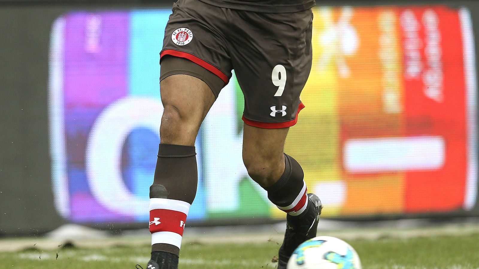 
                <strong>Umut Ataykaya (FC St. Pauli)</strong><br>
                Nicht nur in der zweiten Bundesliga, sondern auch bei den A-Junioren sorgt der FC St. Pauli derzeit für Furore. Nach drei Siegen aus drei Spielen grüßen sie von der Tabellenspitze der Nord/Nordost-Staffel und schlugen sogar den Stadtrivalen Hamburger SV. Ein wichtiger Erfolgsgarant ist dabei Umut Ataykaya. Der Linksaußen wird erst im Oktober 17 Jahre alt, spielt aber bereits bei der U19 und hat in den bisherigen drei Spielen schon zwei Tore beigesteuert. Leider haben unsere Foto-Agenturen das junge St. Pauli Talent noch nicht vor die Linse bekommen.
              