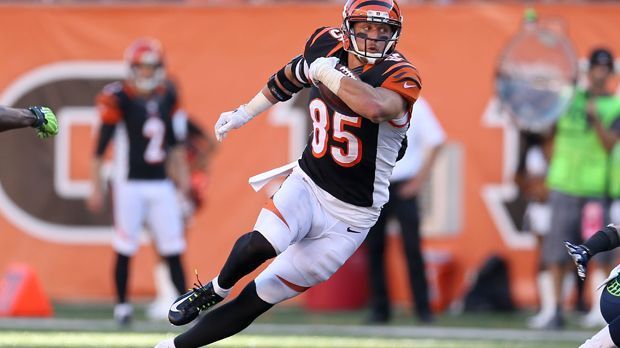 
                <strong>Tyler Eifert (Cincinnati Bengals)</strong><br>
                Tyler Eifert, Tight End (Cincinnati Bengals): 11 Spiele, 12 Touchdowns - kein Tight End, nicht einmal The Gronk Rob Gronkowski, kann diese Werte aufweisen. Eifert ist in der Red Zone das Primärziel von Quarterback Andy Dalton und der Tight End zahlt das Vertrauen nach der verletzungsbedingt verpassten Vorsaison zurück. Dass er sich nach der schweren Ellbogenverletzung wieder zurückmeldet, war abzusehen, in solch einer Pro-Bowl-Form jedoch nicht.
              