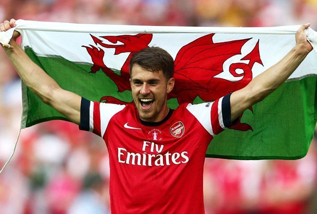 
                <strong>Rechter Flügel: Aaron Ramsey (23, Wales, FC Arsenal)</strong><br>
                Obwohl Gareth Bale den Abflug Richtung Madrid gemacht hat, schafft es ein Waliser in die Elf. Aaron Ramsey lässt dabei keinen Geringeren als ManCity-Star Yaya Touré hinter sich. Der Arsenal-Profi bekommt 43 Prozent der Stimmen, der Ivorer vereint 30 Prozent auf sich.
              