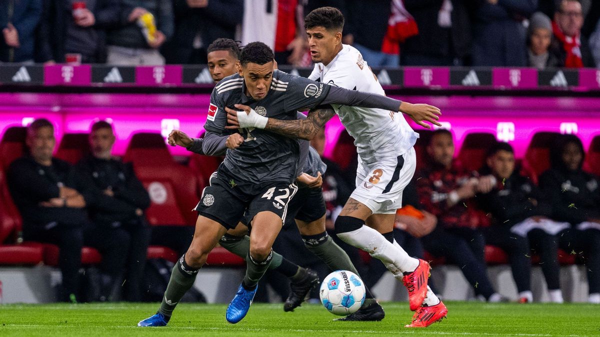 28.09.2024: Fußball, 1. Bundesliga: FC Bayern München - Bayer 04 Leverkusen, Saison 2024 2025 in der Allianz-Arena. Münchens Jamal Musiala (l) und Leverkusens Piero Hincapie kämpfen um den Ball. WI...