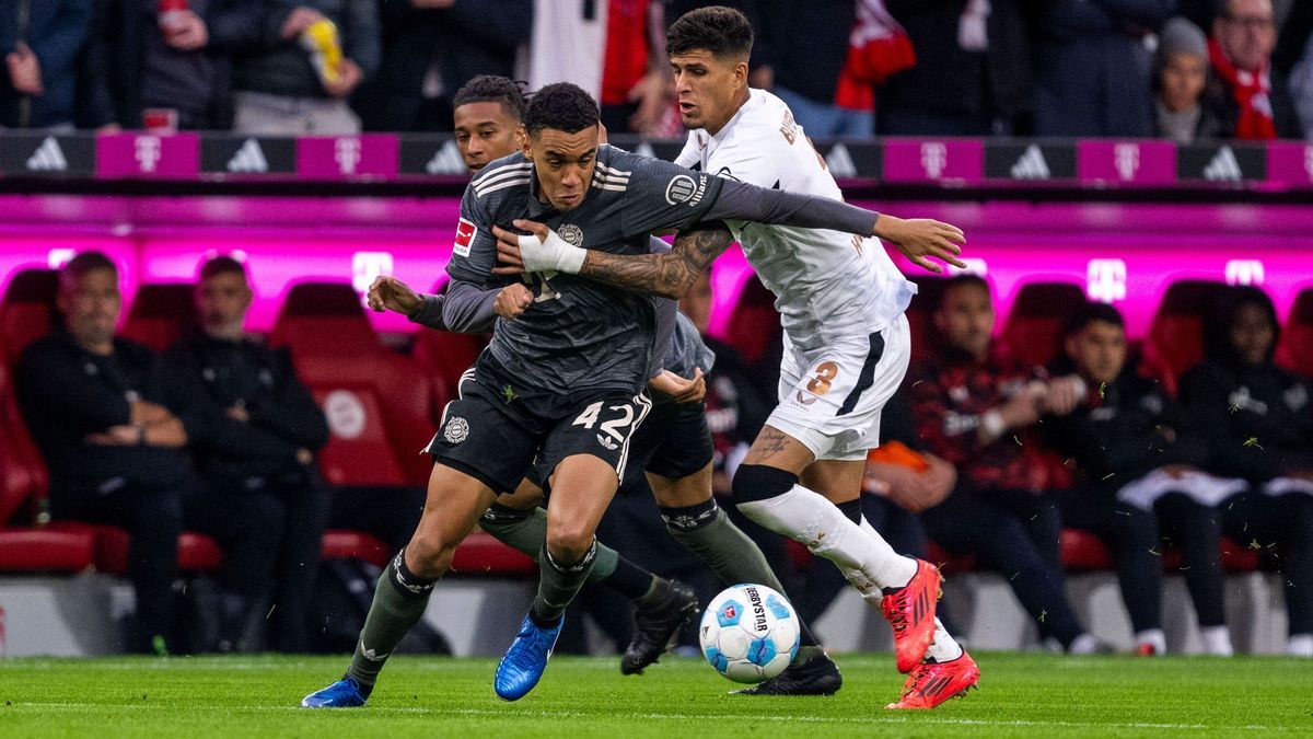 28.09.2024: Fußball, 1. Bundesliga: FC Bayern München - Bayer 04 Leverkusen, Saison 2024 2025 in der Allianz-Arena. Münchens Jamal Musiala (l) und Leverkusens Piero Hincapie kämpfen um den Ball. WI...