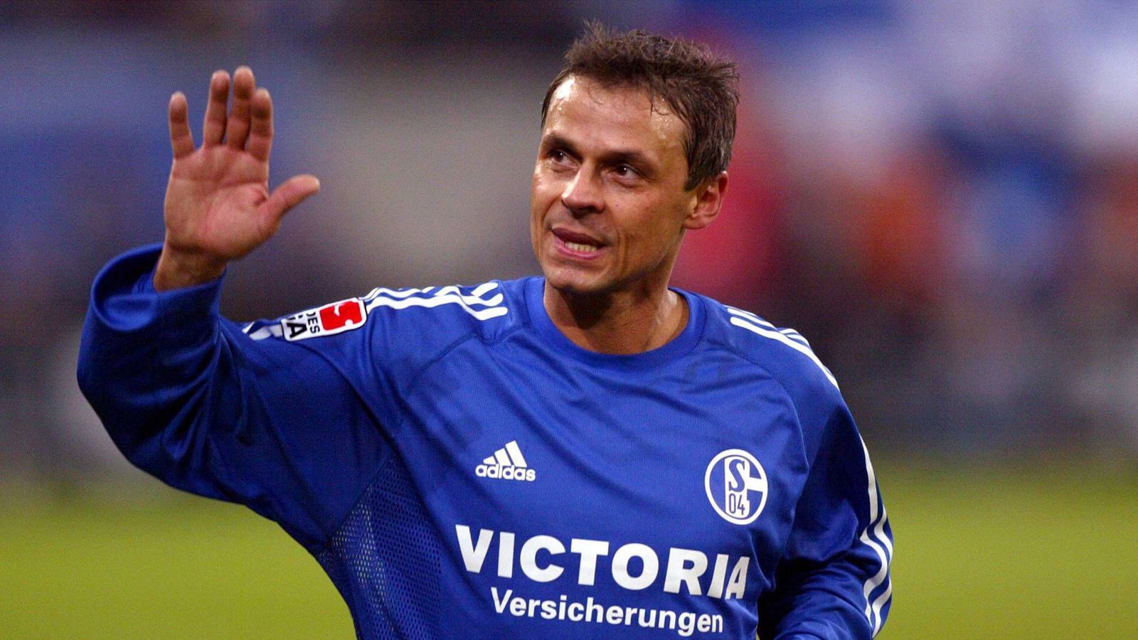 
                <strong>Olaf Thon</strong><br>
                Die Schalker Ikone Olaf Thon wurde ebenfalls in Gelsenkirchen geboren und spielte als Profi für die Knappen und die Bayern. 1988 holten sich die Münchner den damals 22 Jahre alten Thon von Schalke. Mit den Bayern wurde er drei Mal Meister und gewann mit Deutschland 1990 den WM-Titel. 1994 kehrte Thon zurück auf Schalke - und gewann mit den Knappen drei Jahre später den Uefa-Cup. 2002 beendete Thon seine Karriere nach 444 Bundesliga-Spielen für Schalke und die Bayern.
              