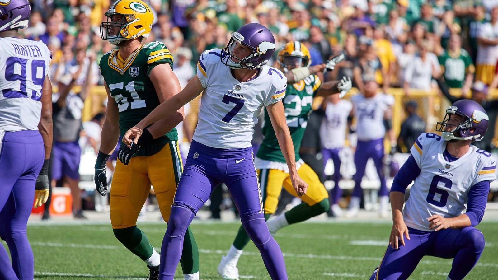 
                <strong>Daniel Carlson</strong><br>
                Der erneute Versuch, ihn zu icen, schien zwecklos, schließlich sind 35 Yards für einen NFL-Kicker eine Entfernung, die er auch mitten in der Nacht mit zwei Promille bewältigen sollte. Immerhin nur zwei Yards mehr als bei einem Extra-Punkt. Doch Carlson scheiterte erneut, erneut flog der Ball rechts vorbei.
              