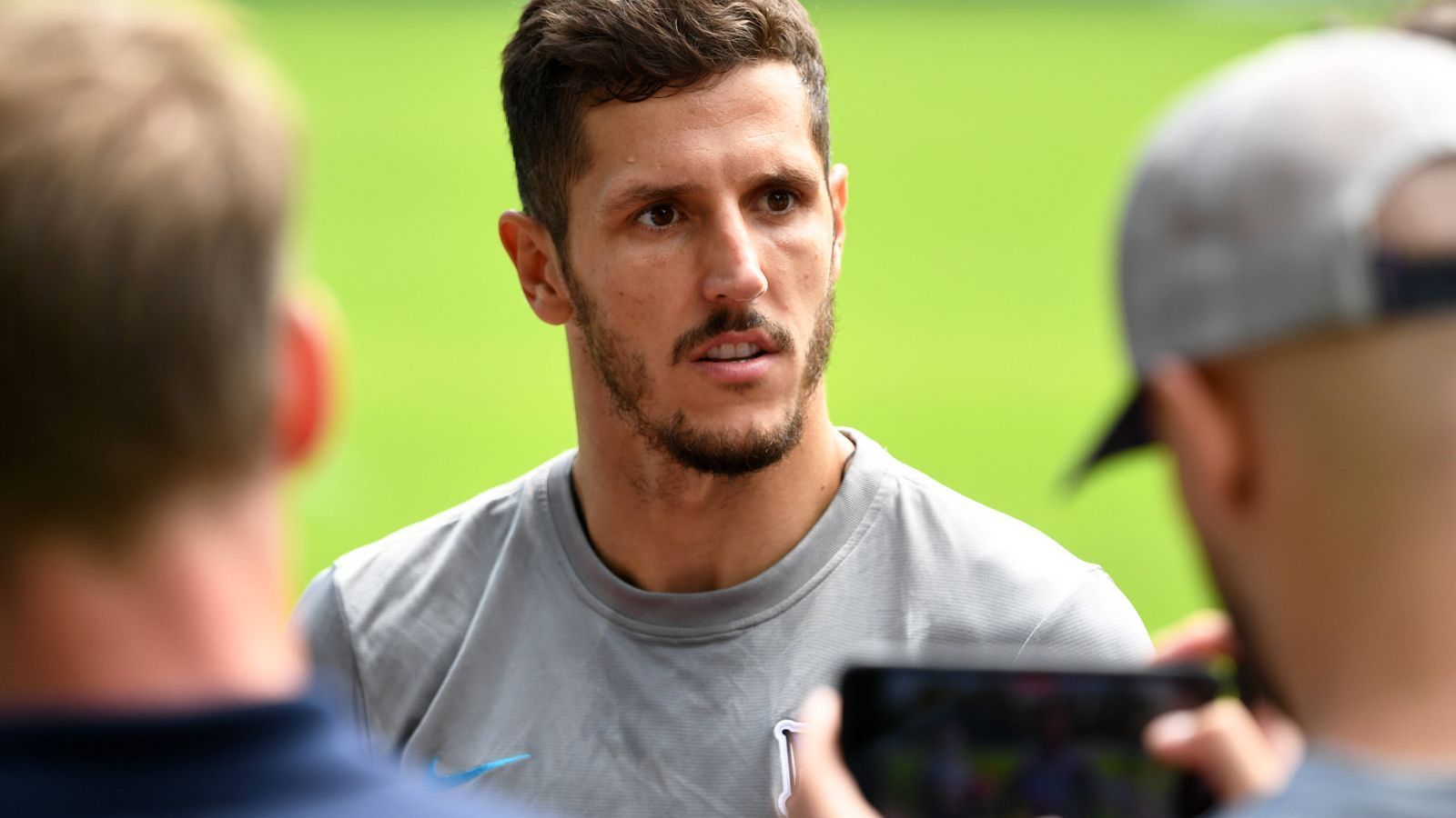 
                <strong>Stefan Jovetic (Hertha BSC)</strong><br>
                Während die meisten Mannschaften auf junge Talente setzen, holt die Hertha einen Routinier in die Bundesliga. Der 31-jährige Stefan Jovetic wurde ablösefrei von der AS Monaco verpflichtet. Der 1,83 Meter große Mittelstürmer ist ein echter Wandervogel und hat mit seinem Engagement in Berlin nun in allen fünf großen Ligen Europas gespielt. Der Nationalspieler Montenegros kann auch über den rechten Flügel kommen und erzielte in der vergangenen Saison für Monaco sechs Tore in 29 Spielen.
              