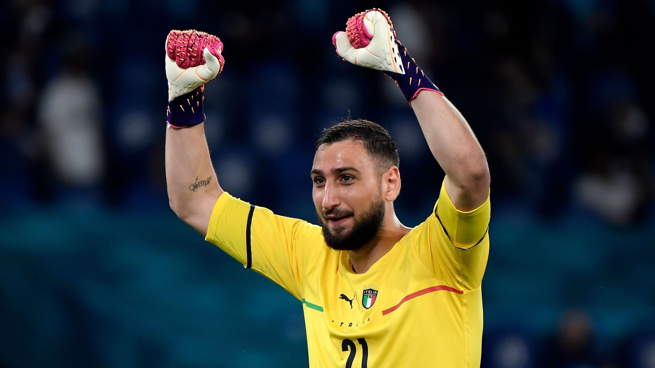 
                <strong>1055 Minuten ohne Gegentor</strong><br>
                Der nächste Rekord, der kurz davor ist, gebrochen zu werden. Nur noch 88 Minuten trennen Gianluigi Donnarumma von Italiens Keeper-Legende Dino Zoff. Zwischen 1972 und 1974 kassiert Zoff in 1143 Spielminuten keinen einzigen Gegentreffer. Im kommenden EM-Achtelfinale könnten damit also gleich zwei Rekorde gleichzeitig fallen.
              