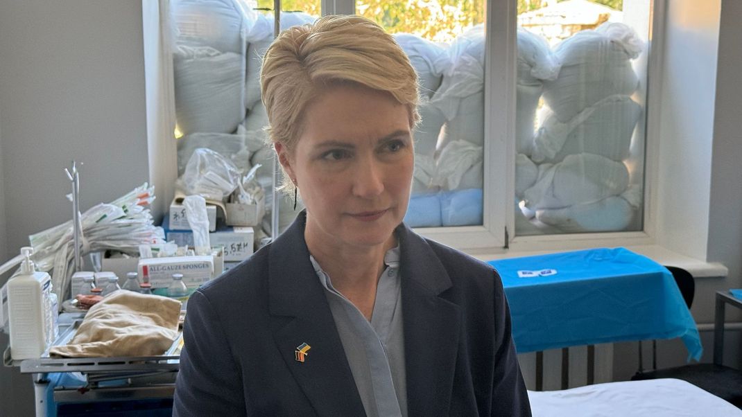 25. Juni 2024, Ukraine, Tschernihiw: Mecklenburg-Vorpommerns Ministerpräsidentin Manuela Schwesig (SPD) informiert sich bei einem Besuch in der Ukraine in einer Kinderklinik über Auswirkungen des russischen Angriffskriegs.