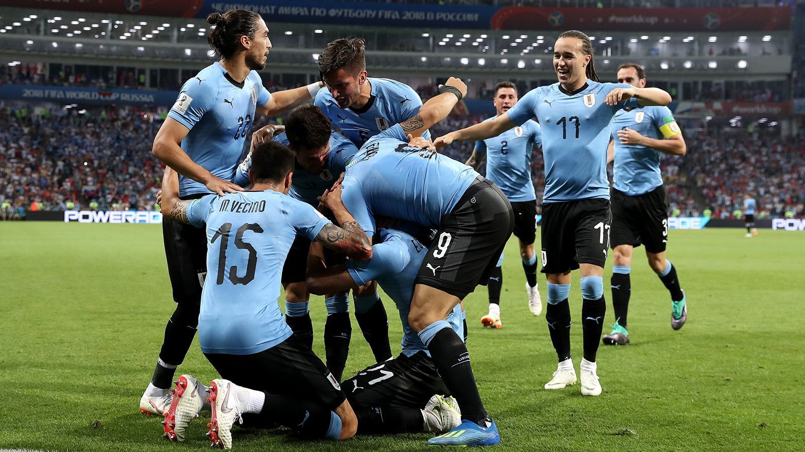 
                <strong>Platz 1: Uruguay </strong><br>
                Eine starke Leistung gegen einen starken Gegner sichert Uruguay Platz eins im Power Ranking. In der Defensive konnten die "Urus", die bislang erst ein Gegentor im Turnier kassierten, Cristiano Ronaldo auf einen einzigen Torschuss limitieren. In der ersten Halbzeit hatte Ronaldo sogar keinen einzigen Ballkontakt im Strafraum der Südamerikaner. Offensiv zeigten Luis Suarez und Edinson Cavani, warum sie jede Abwehr der Welt ins Schwitzen bringen können. Problematisch könnte es allerdings werden, wenn Cavani im Viertelfinale gegen Frankreich ausfallen sollte. 
              