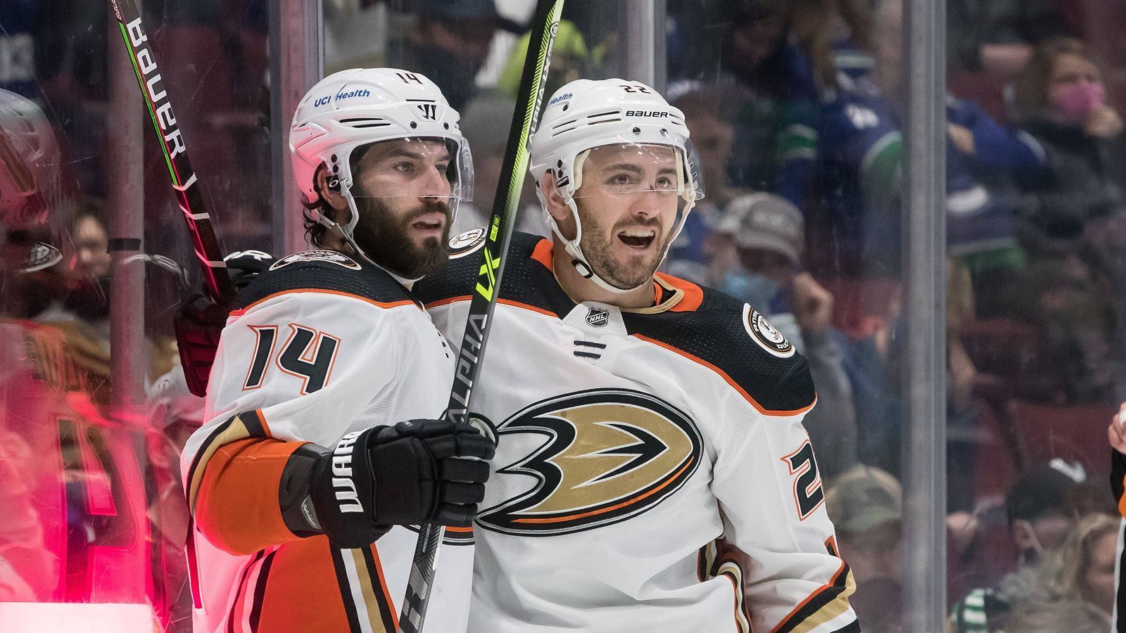 
                <strong>Anaheim Ducks</strong><br>
                Bei den Ducks läuft nach dem Tor ein echter Stimmungsmacher, den man auch bei Toren von Fußball-Bundesligist VfB Stuttgart in der Mercedes-Benz-Arena hört: "Bro Hymn" von Pennywise.
              