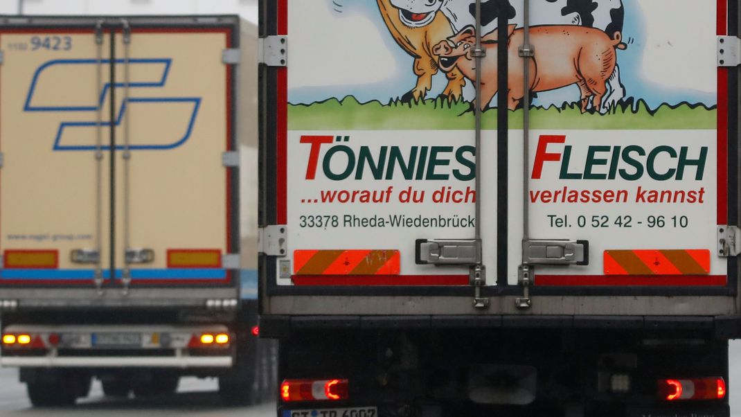 Tönnies verarbeitet so viel Fleisch in Deutschland wie kein anderes Unternehmen. Jetzt wird in vegane Proteine investiert.