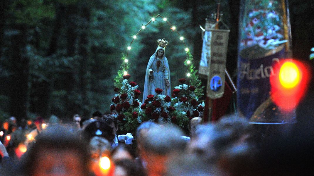 Gläubige feiern bei Ziemetshausen in Schwaben an der Wallfahrtsstätte Maria Vesperbild mit einer Lichterprozession Mariä Himmelfahrt.