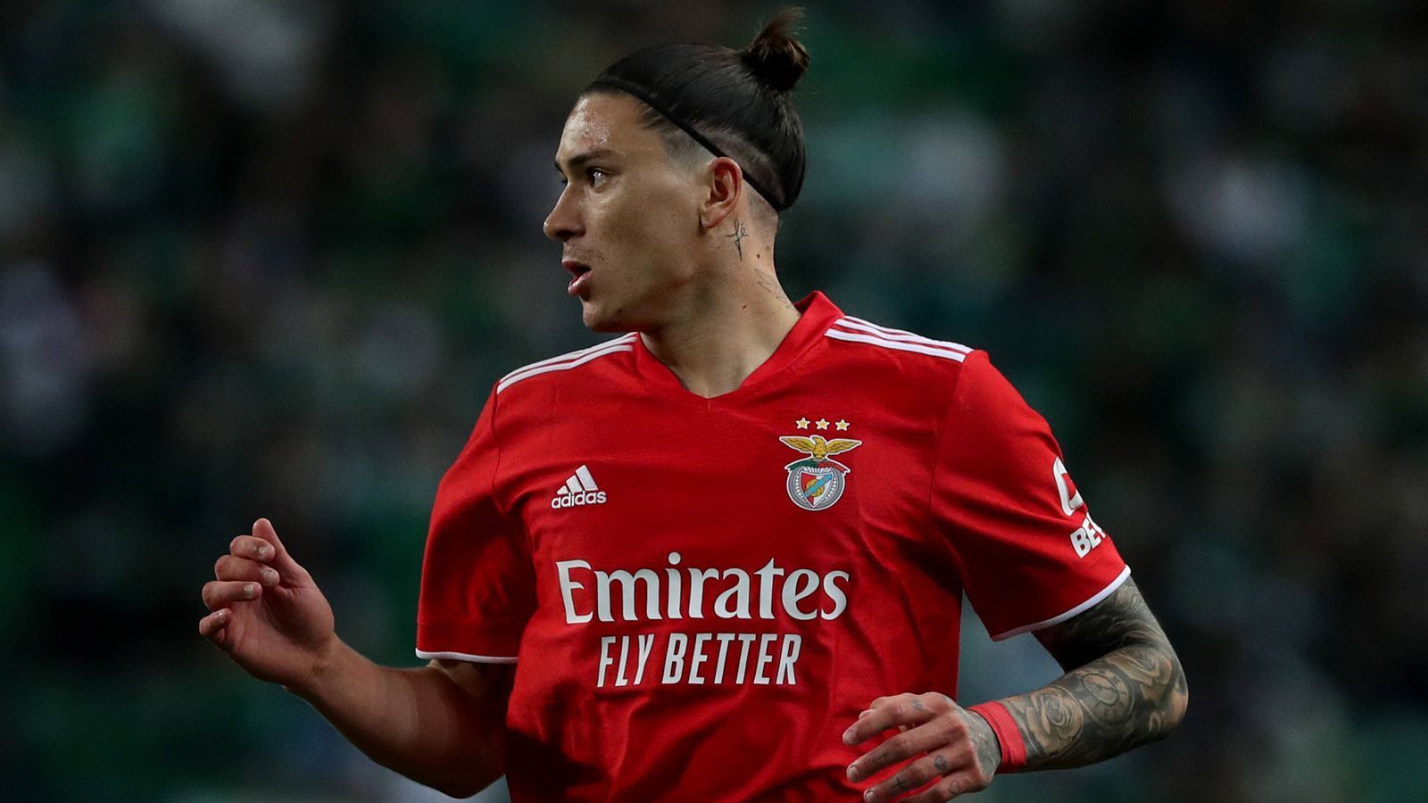 
                <strong>Darwin Nunez (Benfica Lissabon)</strong><br>
                Darwin Nunez hat mit seinen 34 Toren in 41 Spielen für Benfica Lissabon nahezu jeden Top-Klub in Europa auf sich aufmerksam gemacht. Vor allem in England streckten Manchester United und der FC Arsenal bereits die Fühler aus. Laut der portugiesischen "record" mischt jetzt auch Real Madrid mit. Der Uruguayer hat seine Qualität auf dem Rasen bewiesen, zudem ist er mit 22 Jahren auch auf langfristige Sicht interessant für Real und könnte aufgrund seiner Spielweise sowohl neben Karim Benzema funktionieren als auch sein Nachfolger werden. Allerdings können sich die Königlichen auf Konkurrenz im Transferpoker einstellen.
              