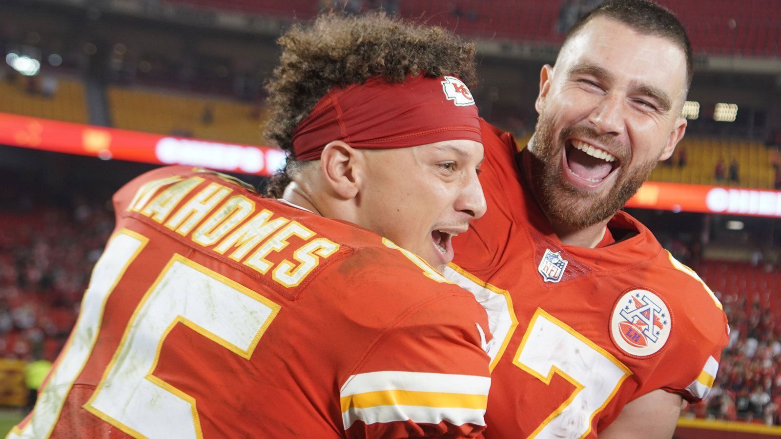 <strong>Divisional Round: Patrick Mahomes &amp; Travis Kelce (Kansas City Chiefs)</strong><br>Patrick Mahomes warf gegen die Buffalo Bills einen Touchdown-Pass auf Travis Kelce und stellte somit eine neue Bestmarke auf. Es war bereits der&nbsp;16. Playoff-Touchdown-Pass von Mahomes auf Kelce. Damit zog das Duo der Kansas City Chiefs an Tom Brady und Rob Gronkowski vorbei, die bislang mit 15 Touchdowns Rekordhalter waren.&nbsp;