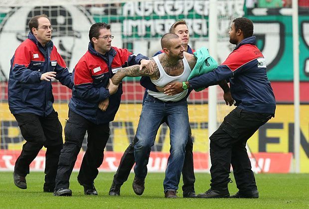 
                <strong>Hannover 96 - FC Augsburg 2:1</strong><br>
                Sieht etwas aus wie Leon Andreasen, der sich durch die Gegenspieler wühlt, ist aber nur ein Flitzer. Der größte Aufreger vor der Pause
              