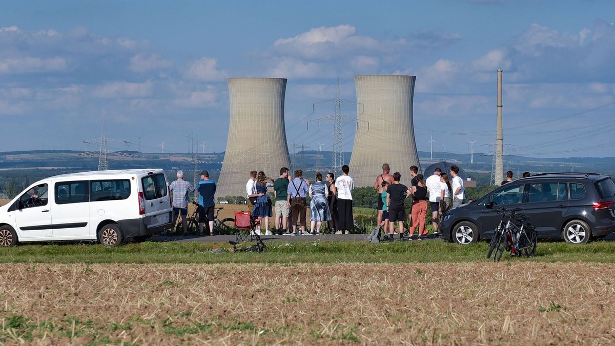 Vor der Sprengung der Kühltürme in Grafenrheinfeld