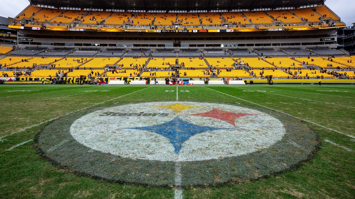 October 12, 2025, Pittsburgh, Pennsylvania, USA: Acrisure Stadium field after the NFL, American Football Herren, USA football game between the Pittsburgh Steelers and the Cleveland Browns in Pittsb...