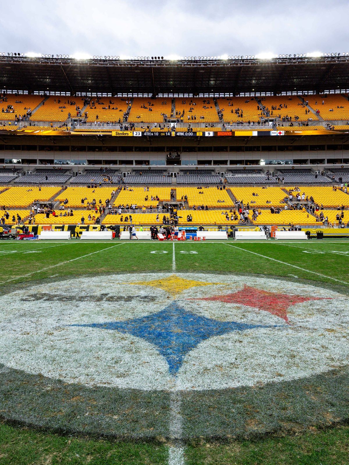 October 12, 2025, Pittsburgh, Pennsylvania, USA: Acrisure Stadium field after the NFL, American Football Herren, USA football game between the Pittsburgh Steelers and the Cleveland Browns in Pittsb...