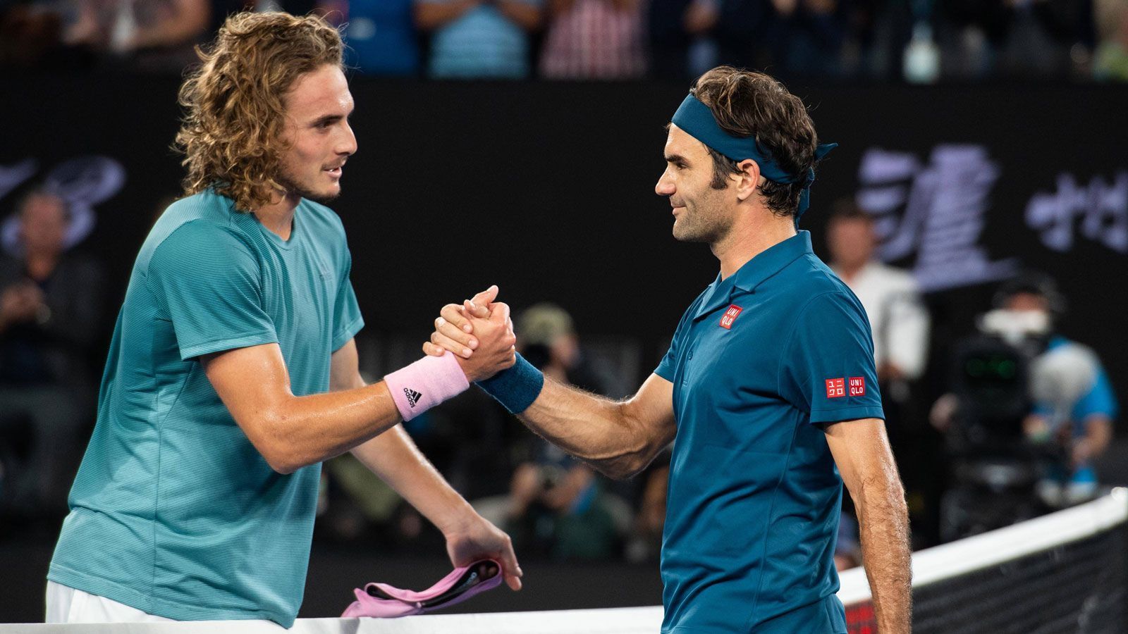 
                <strong>Griechenlands neue Tennis-Hoffnung: Das ist Stefanos Tsitsipas</strong><br>
                Sein Idol seit Kindheitstagen ist übrigens Roger Federer. Für Tsitsipas war sein Sieg über den Schweizer im Viertelfinale also aus mehrfacher Sicht ein ganz besonderer. "Roger ist eine Legende. Seit ich sechs Jahre alt war, ist er mein Idol. Für mich ist heute ein Traum wahr geworden, es ist ein unbeschreibliches Gefühl. Ich bin der glücklichste Mensch der Welt", jubelte der 20-Jährige nach seinem Triumph. 
              