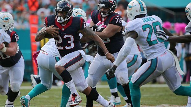 
                <strong>Arian Foster (Houston Texans -> Miami Dolphins)</strong><br>
                Arian Foster ist vom Markt. Der Running Back schließt sich nach seiner Entlassung bei den Houston Texans den Miami Dolphins an. In Florida ersetzt er ausgerechnet Lamar Miller, der ihn für ihn nach Houston geht. Bei den Dolphins erhält der viermalige Pro Bowler einen Einjahresvertrag.
              