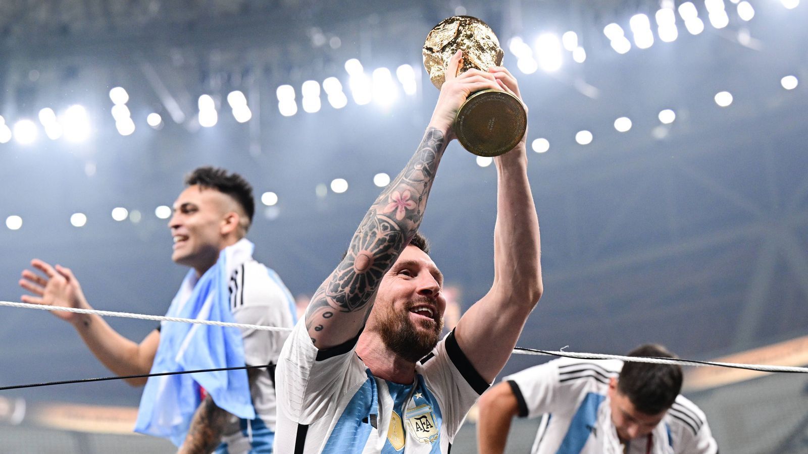 
                <strong>2022: Weltmeister – Messi krönt sich in Katar </strong><br>
                Wer jetzt denkt, Lionel Messi hätte in seiner herausragenden Karriere bereits Alles gewonnen, der täuscht sich. Am 18. Dezember 2022 krönt sich der Zauberfloh im WM-Finale gegen Frankreich in Katar zum ersten Mal in seiner Karriere zum Weltmeister. Beim 4:2 Finalerfolg nach Elfmeterschießen erzielt Messi zwei Tore in der regulären Spielzeit und trifft den ersten Strafstoß im Elfmeterschießen. Nach der Final-Niederlage gegen Deutschland bei der WM 2014 ist Messi endlich an seinem großen Ziel angekommen.
              