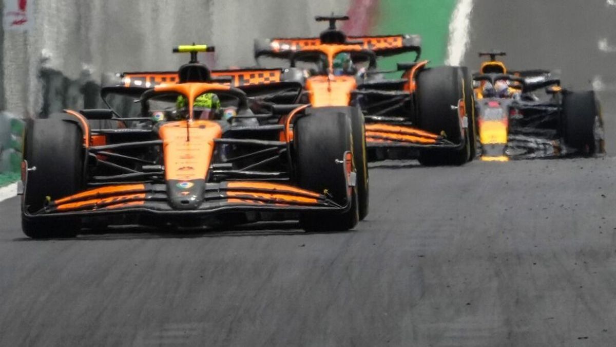 Lando Norris vor seinem McLaren-Teamkollegen Oscar Piastri und Max Verstappen im Red Bull