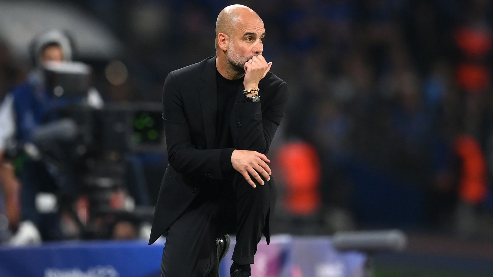 
                <strong>Pep Guardiola (Trainer Manchester City)</strong><br>
                Eine Stunde lang sah es fast danach aus, als würde Inter-Trainer Simone Inzaghi den großen Pep auscoachen. Doch die individuelle Klasse von Silva und Rodri und ein genialer Moment reichen aus, dass Guardiola nach dem FC Barcelona auch mit Manchester City die Champions League gelingt. Dabei muss der Katalane nach einer halben Stunde auf die Verletzung von De Bruyne reagieren. Auch wenn das mit Foden gut gelingt, ist das Finale eine solide aber keinesfalls eine taktische Meisterleistung des vielleicht besten Trainers der Welt. ran-Note: 3
              