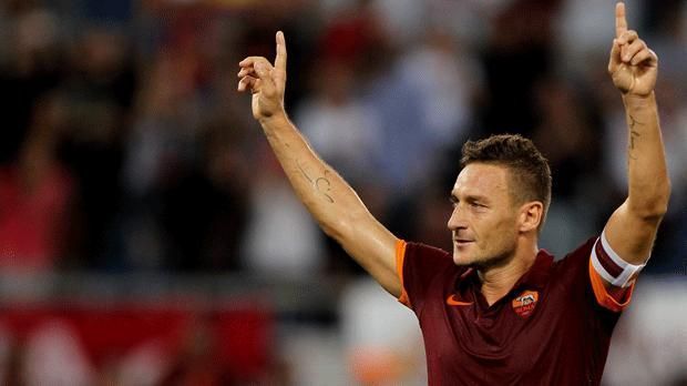 
                <strong>Francesco Totti</strong><br>
                Francesco Totti (AS Rom). Mit seinen 39 Jahren befindet sich der Römer im Spätherbst seiner Karriere und sitzt häufiger auf der Bank. Doch über Jahrzehnte hat der die Fäden im Mittelfeld der Italiener gezogen und damit die Trikot-Nummer 10 würdig getragen. Er ist der klassische Zehner in dieser Liste.
              