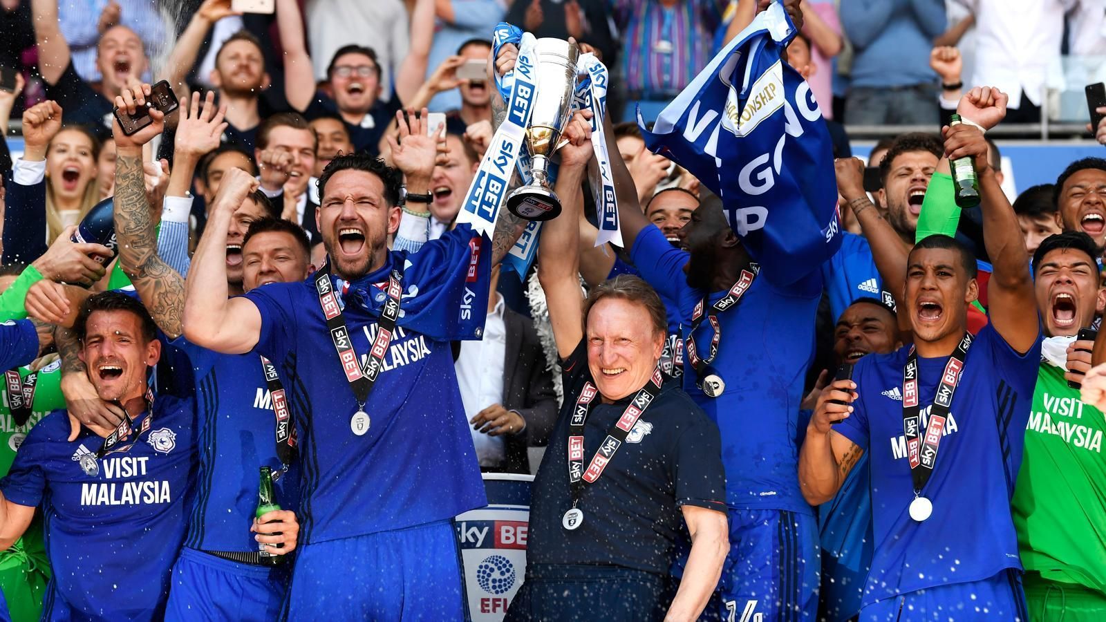 
                <strong>Cardiff City (Championship)</strong><br>
                Cardiff City steht als zweiter Aufsteiger in die Premier League fest. Am letzten Spieltag der englischen Championship reicht den Walisern ein 0:0 im Heimspiel gegen den FC Reading, um den direkten Aufstieg perfekt zu machen. Nach vier Jahren Abstinez kehrt Cardiff City somit wieder in Englands höchste Spielklasse zurück.
              