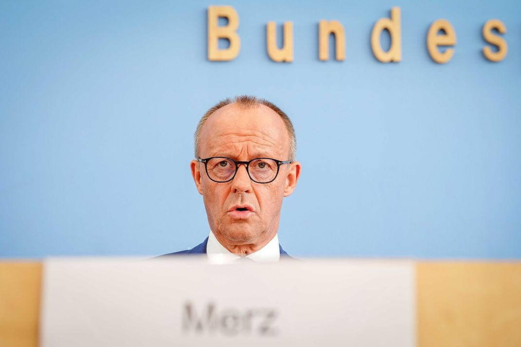 Bundeskanzler Merz (Bild) setzt die Tradition der Sommer-Pressekonferenzen fort. (Archivbild)