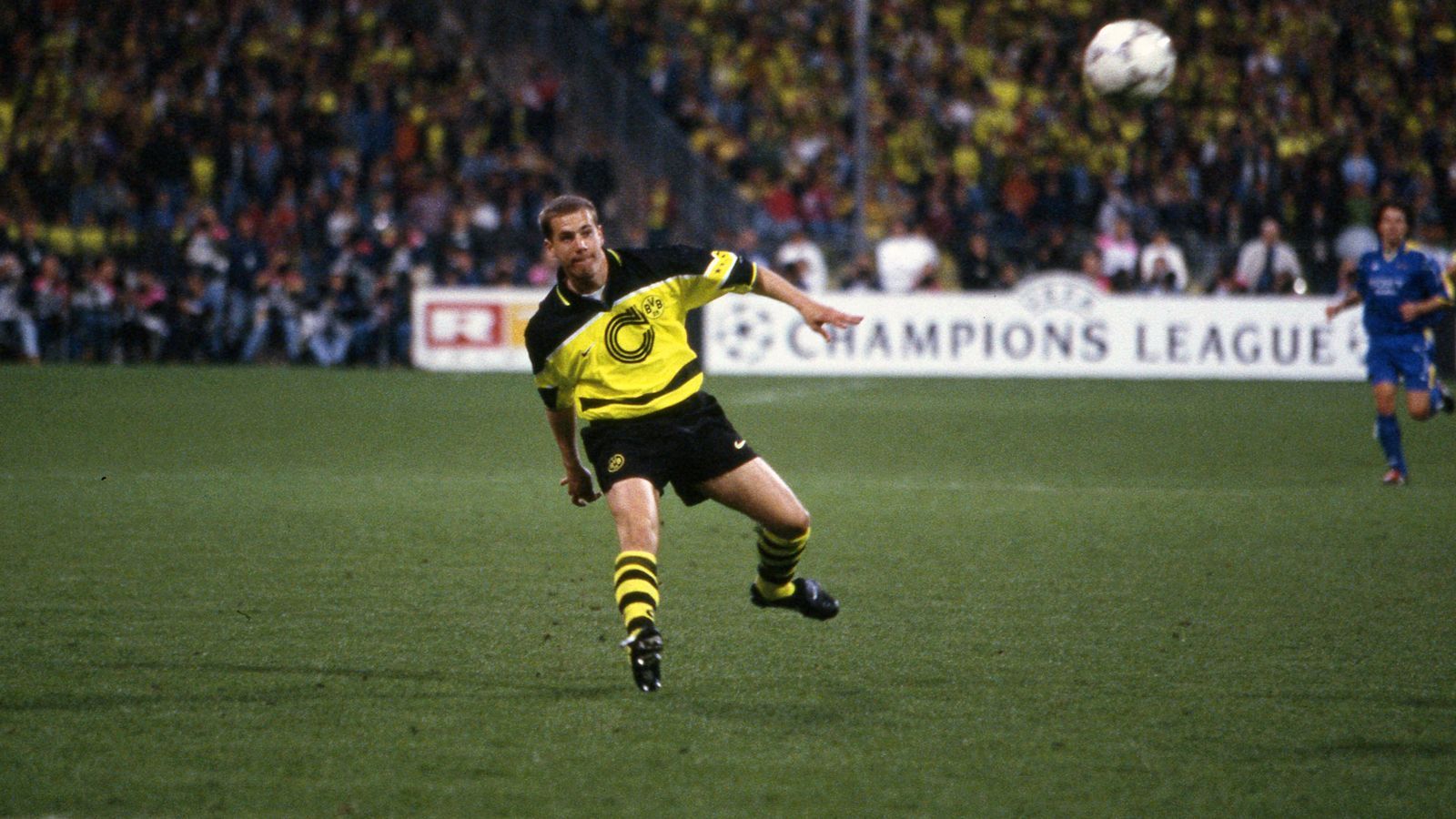 
                <strong>Lars Ricken</strong><br>
                Das ist die Szene, die Lars Ricken und den BVB gleichermaßen in die Geschichtsbücher des europäischen Fußballs katapultierte. Am 28. Mai 1997 kam Ricken in der 70. Minute des Champions-League-Endspiels gegen Juventus Turin aufs Feld und nur wenige Sekunden später erzielte der damals erst 20-Jährige per überragendem Lupfer den Treffer zum 3:1-Endstand. Danach drehte die Nummer 18 jubelnd ab und gut eine halbe Stunde später konnte der gebürtige Dortmunder den Henkelpott in den Münchner Abendhimmel stemmen. Später wurde Rickens Jokertor sogar zum "Tor des Jahrhunderts" gewählt. Zwar wurde Ricken mit dem BVB in weiterer Folge 2002 noch ein drittes Mal deutscher Meister, doch insgesamt war die Karriere des einstigen Wunderknaben von zahlreichen Verletzungen geprägt. Heute arbeitet der 44-Jährige als Nachwuchskoordinator bei Borussia Dortmund, lief als Aktiver zwischen 1993 und 2008 407 Mal für die Profis des Revierklubs auf. 
              