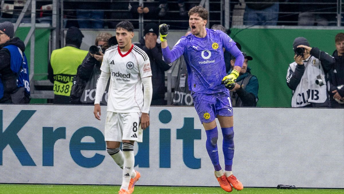 28.10.2025: Fußball: DFB Pokal, 2. Runde: Eintracht Frankfurt - Borussia Dortmund im Deutsche Bank Park. Torwart Gregor Kobel (Borussia Dortmund) jubelt nach seinem gehaltenen Elfmeter von Fares Ch...