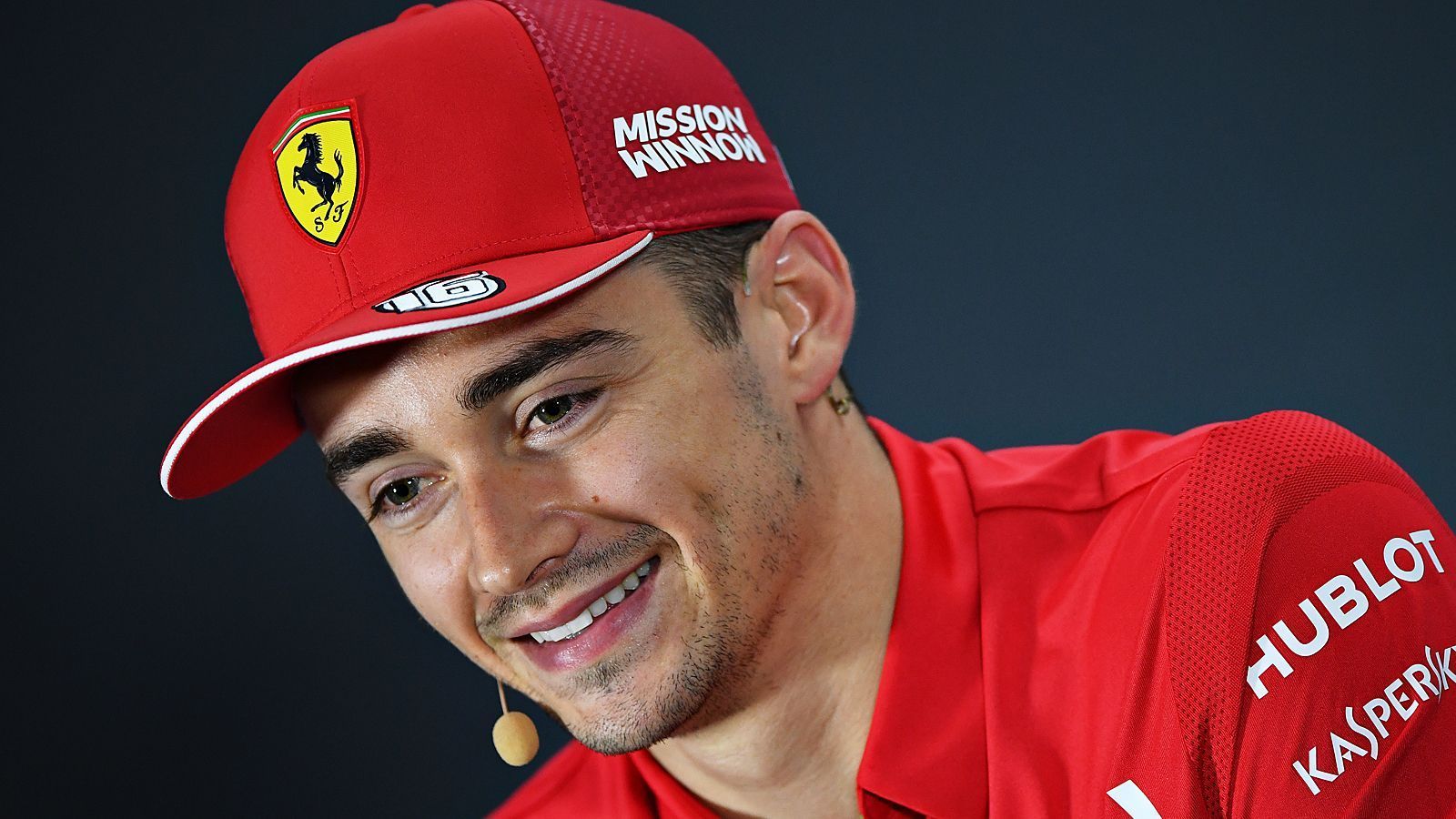 
                <strong>Platz 3: Charles Leclerc (Ferrari)</strong><br>
                WM-Punkte 2019: 264 (WM-Rang: 4)In der Formel 1 seit: 2018Der Senkrechtstarter der Saison hat bewiesen, dass der Sprung von Sauber zur Scuderia für ihn keineswegs zu groß war. Gleich in seinem ersten Jahr für das Team aus Maranello beherrschte er seinen Teamkollegen Sebastian Vettel beinahe nach Belieben. Direkt nach der Sommerpause beendete der Monegasse die fast einjährige Durststrecke von Ferrari mit seinen Siegen in Belgien und Italien. Spätestens seitdem liegen die Ferraristi dem 22-Jährigen zu Füßen. Leclerc verkörpert die Hoffnung auf den ersten WM-Titel seit 2007.
              