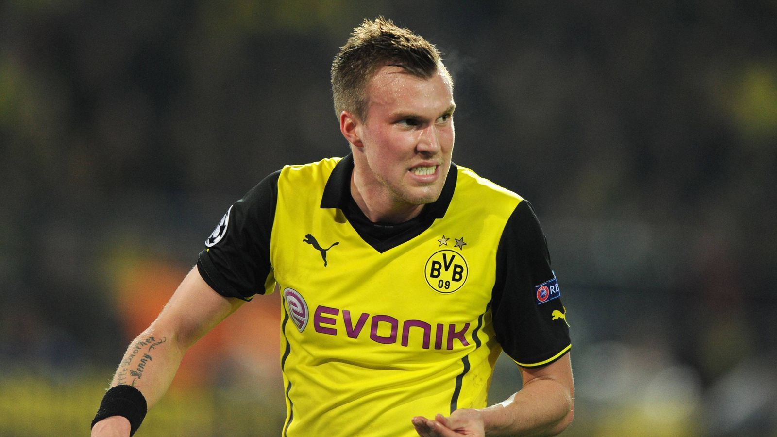 
                <strong>Platz 8: Kevin Großkreutz (Borussia Dortmund) </strong><br>
                &#x2022; Strafe: 60.000 Euro<br>Die schwarz-gelbe Skandalakte schlechthin: Dönerwürfe, Bordellbesuche, Schlägereien und öffentliches Urinieren. Letzteres Vergehen ereignete sich nach dem Pokalfinale von Borussia Dortmund 2014 – und kostete Großkreutz 60.000 Euro. Scheinbar gab es weit und breit keine Toilette, weshalb sich der Weltmeister von 2014 vor dem Teamhotel in Berlin erleichterte. In der Folge kam es zum Streit mit einem Hotelgast. Die Polizei rückte sogar an.
              