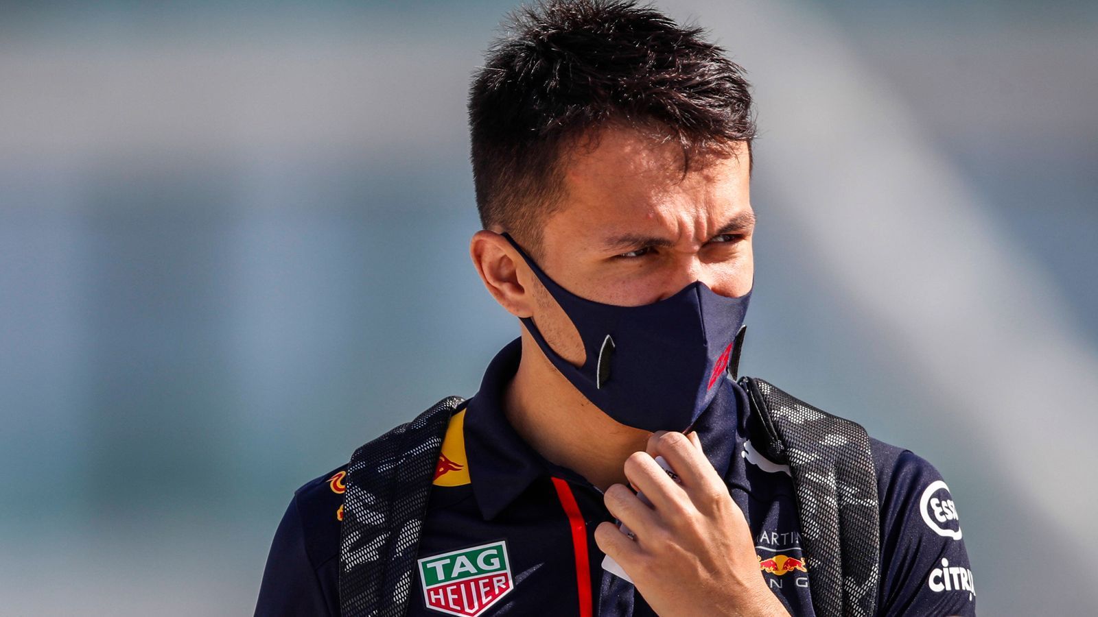 
                <strong>Alexander Albon (Red Bull)</strong><br>
                Seine Zukunft bei Red Bull ist offen – ihm unterlaufen in Qualifying und Rennen zu viele Fehler, zu selten kann er das Potenzial des Autos abrufen. Das Potenzial zeigt sein Teamkollege Verstappen, gegen den Albon nicht nur verliert, sondern mit Abständen von rund einer halben Sekunde im Qualifying sehr deutlich unterliegt. Im Kampf um den Titel ist ein Fahrer, der so deutlich abfällt, ein echtes Problem. ran.de-Note: 5
              