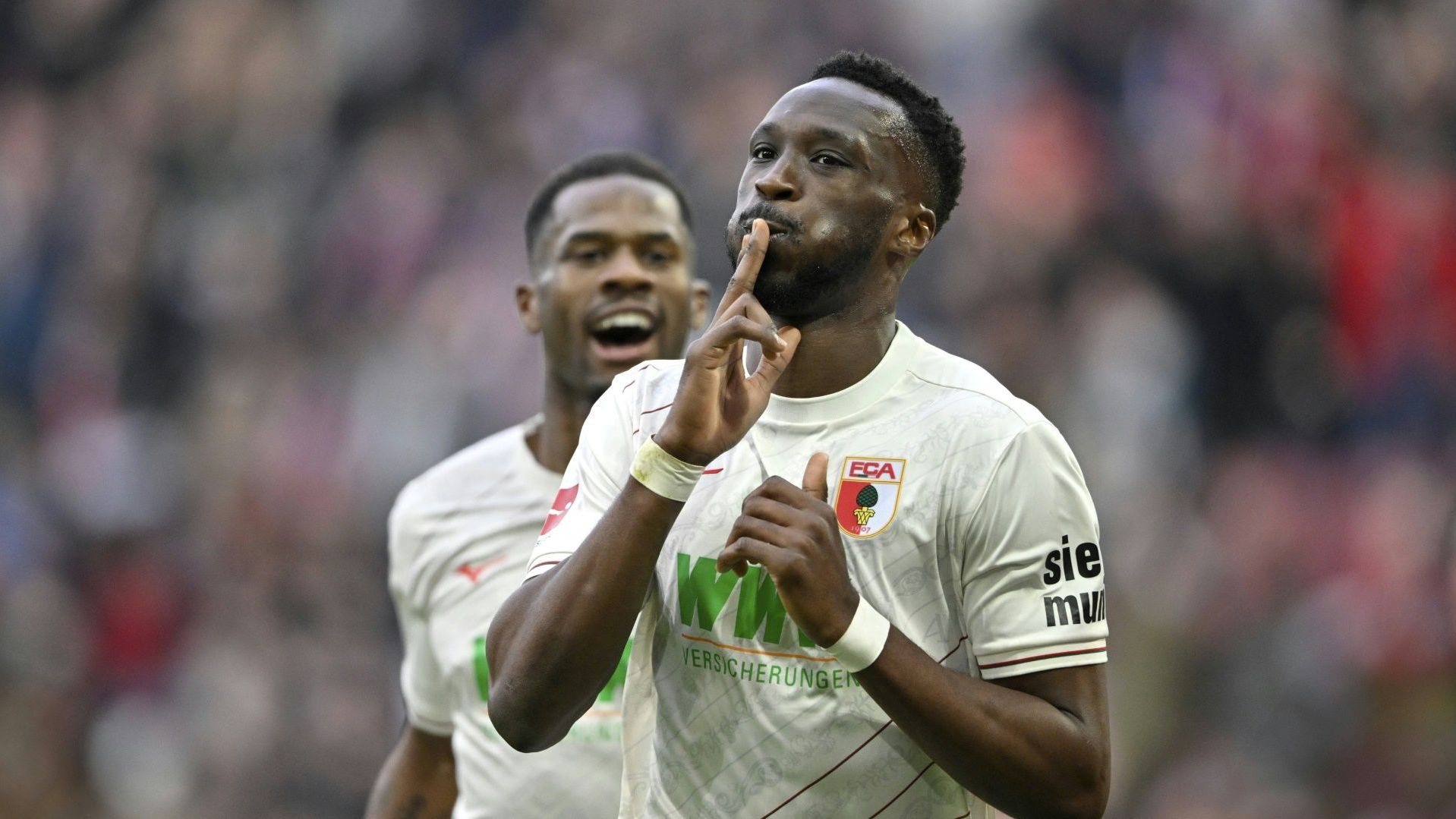 <strong>Chrislain Matsima (FC Augsburg) - Frankreich</strong><br>Der 1,93 Meter große Innenverteidiger gehörte zu den größten Überraschungen in der abgelaufenen Bundesliga-Saison. Der 23-Jährige stabilisierte die Augsburger-Abwehr und wechselt im Sommer für fünf Millionen Euro fest von Monaco zum FCA. Seinen Marktwert konnte er auf 22 Millionen Euro steigern. Für Frankreichs U21 hat er sieben Spiele auf dem Konto.