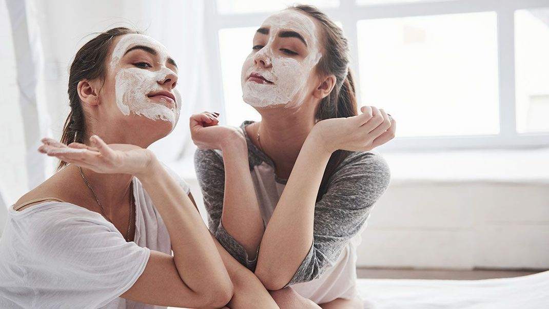 DIY-Masken mit Quark: Wie ihr eine pflegende Gesichtsmaske selbst zusammenstellen könnt und wie ihr herkömmlichen Speisequark in eure Beauty-Routine integrieren könnt, das lest ihr hier. 