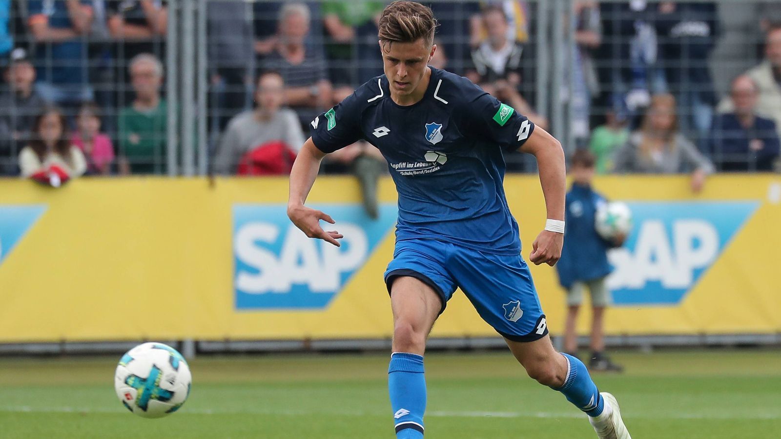 
                <strong>Christoph Baumgartner (TSG Hoffenheim)</strong><br>
                Auch die TSG Hoffenheim ist für eine gute Nachwuchsarbeit bekannt. In diesem Jahr könnten gleich mehrere Eigengewächse den Durchbruch in der Bundesliga schaffen. Der 19-jährige Österreicher Christoph Baumgartner bezog vor einem Jahr das NLZ des Bundesligisten, spielte erst für die A-Junioren und steht nun im Kader der zweiten Mannschaft – noch. Der ehemalige österreichische Hoffenheim-Spieler Andreas Ibertsberger sagte gegenüber der Bild, er traue Baumgartner die Bundesliga zu: "Christoph hat Ruhe am Ball, ein gutes Auge. Er ist vorwärts orientiert und aggressiv gegen den Ball. Das sind nicht viele, die mit dem Ball so gut umgehen können."
              