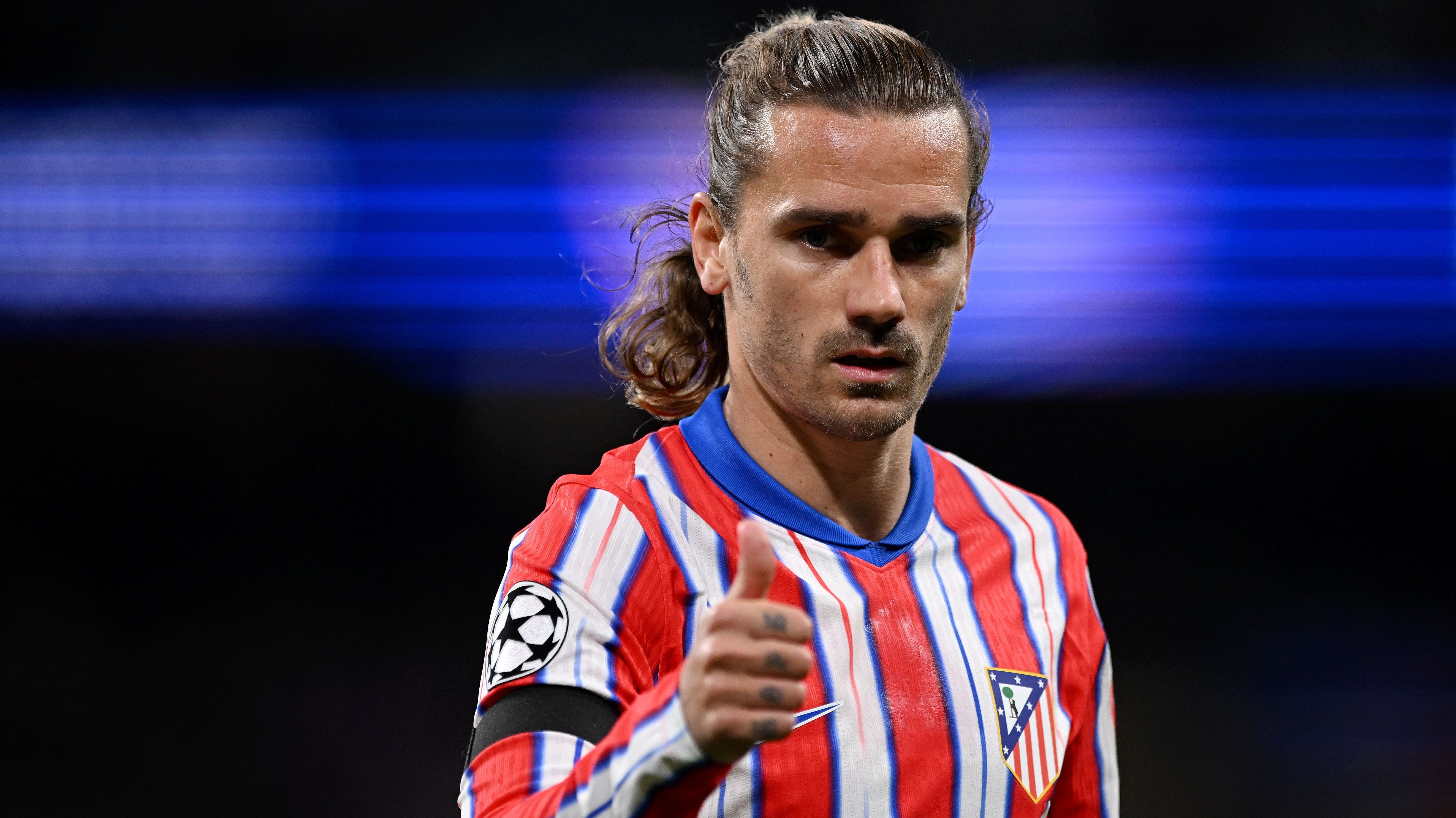 <strong>Antoine Griezmann (Atletico Madrid)</strong><br>Die Ära von Antoine Griezmann bei Atletico Madrid könnte wohl im Sommer 2025 zu Ende gehen. Laut einem Bericht von "Relevo" gibt es noch im März ein Treffen des Franzosen mit den Verantwortlichen, um über die sportliche Zukunft des 33-Jährigen zu beraten. Dabei deute vieles darauf hin, dass Griezmann um einen Wechsel bitten werde. Demnach wolle der Offensivspieler in die MLS zu Los Angeles FC wechseln. Dort würde er ...