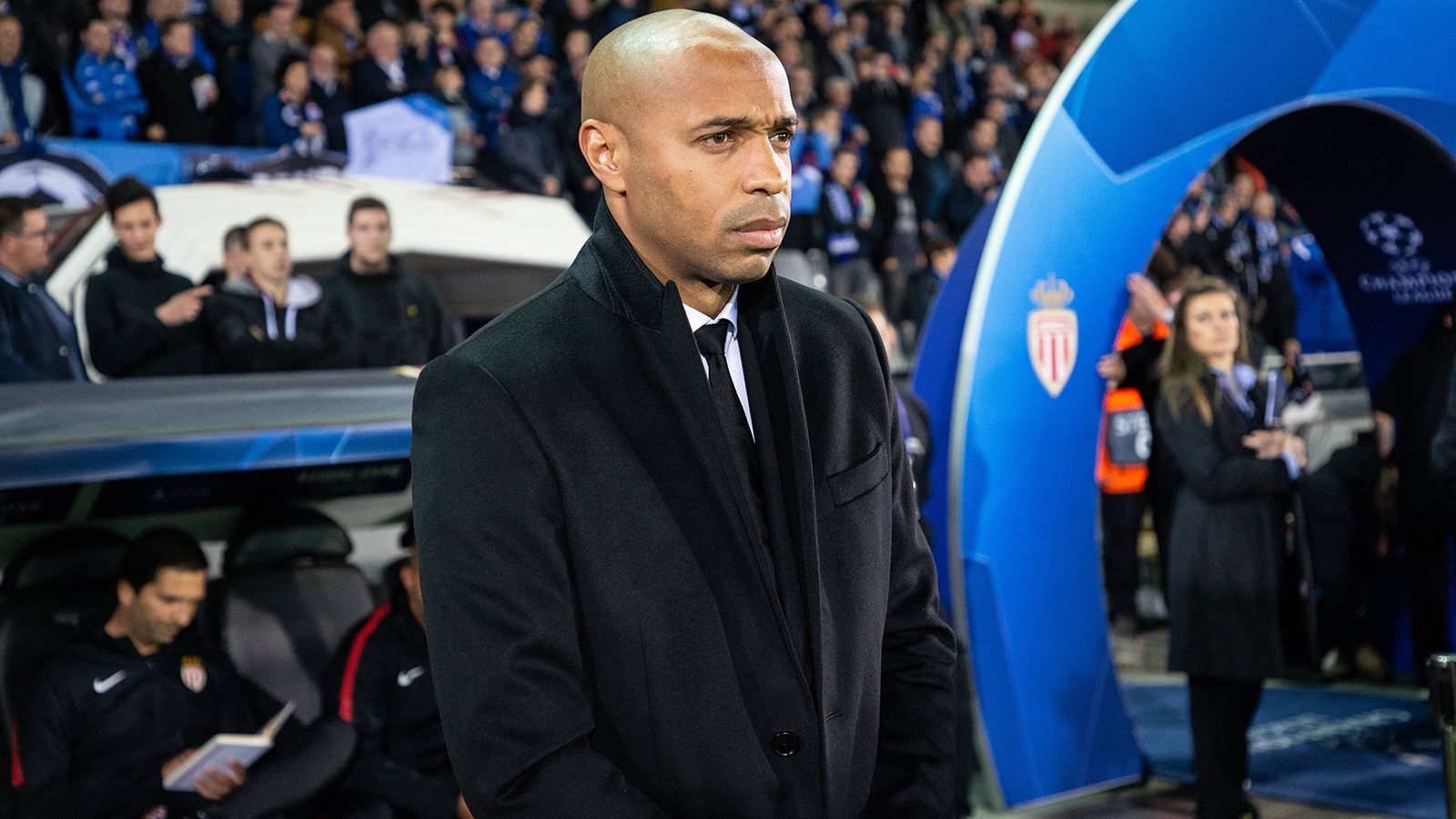 
                <strong>Thierry Henry (Trainer AS Monaco)</strong><br>
                Als Trainer des AS Monaco wartet Thierry Henry noch auf den ersten Sieg: In fünf Spielen verlor sein Team drei Mal, zwei Mal spielte es Unentschieden. Das bedeutet Tabellenplatz 17 in der Ligue 1. Enttäuschender Auftakt als Chefcoach. Seit August 2016 hatte Henry als Co-Trainer von Roberto Martinez die belgische Nationalmannschaft mittrainiert, die bei der Weltmeisterschaft 2018 in Russland den dritten Platz erreichen konnte. Mitte Oktober diesen Jahres übernahm der 41-Jährige dann den Posten des entlassen Cheftrainers Leonardo Jardim beim AS Monaco. Den Großteil seiner Fußballer-Karriere verbrachte Henry beim FC Arsenal. Nach Stationen beim FC Barcelona und einer Rückkehr zum geliebten Londoner Klub beendete er 2015 seine Karriere in Amerika bei den New York Red Bulls.
              