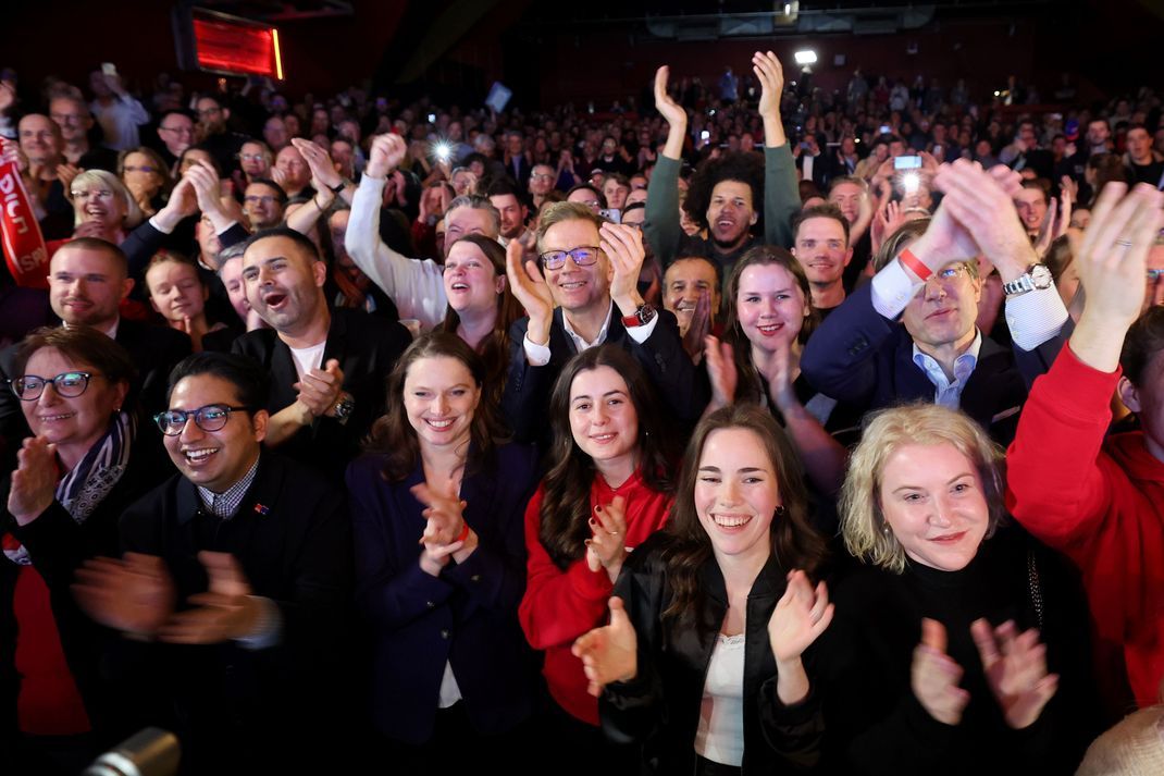 SPD-Anhänger reagieren bei der Wahlparty der Hamburger SPD in der Markthalle. In Hamburg wurde am Sonntag eine neue Bürgerschaft gewählt.