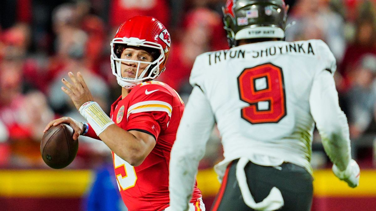 NFL, American Football Herren, USA Tampa Bay Buccaneers at Kansas City Chiefs Nov 4, 2024; Kansas City, Missouri, USA; Kansas City Chiefs quarterback Patrick Mahomes (15) throws a pass against Tamp...