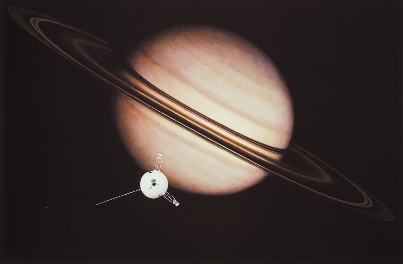 1976 hatte die Raumsonde Pioneer 11 den Weg erkundet. Als erstes Raumschiff überhaupt war sie durch die Ringe geflogen. Zwar rammte sie beinah einen der Saturn Monde, bewies damit aber, dass es geht. 