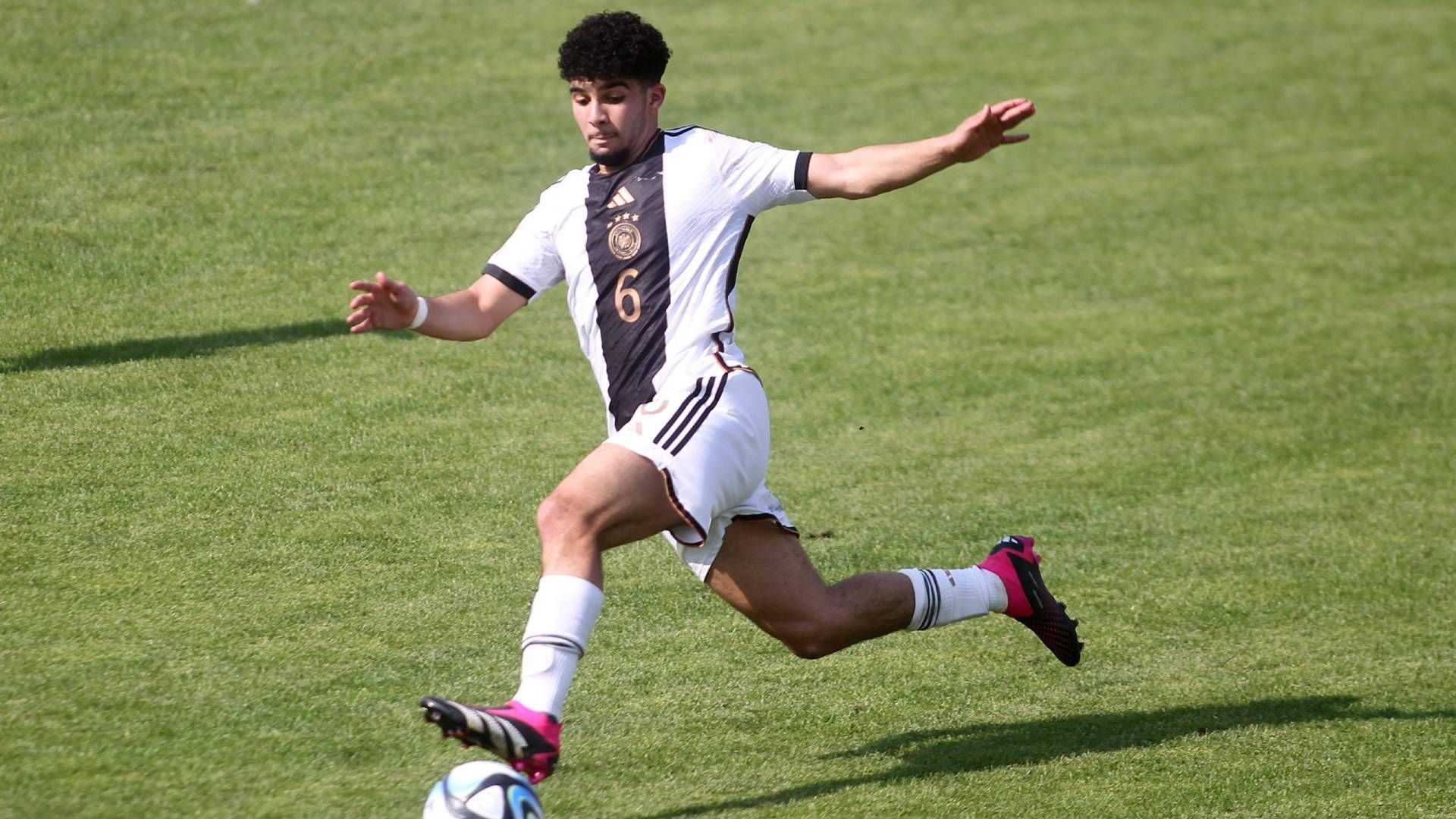 
                <strong>Mittelfeld: Fayssal Harchaoui</strong><br>
                &#x2022; Alter: 17<br>&#x2022; Verein: 1. FC Köln<br>Der gebürtige Bergheimer war im zentralen Mittelfeld eine Bank und stand in allen EM-Spielen in der Startelf. Auf der Doppelsechs übernahm er den defensiven Part.
              